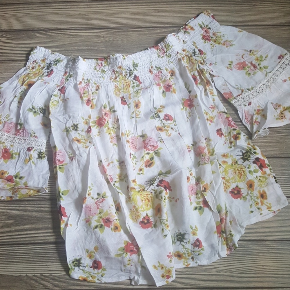 Last White Floral Blouse - Picture 4 of 4
